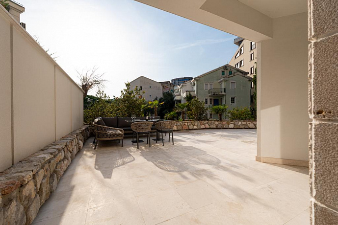 Luxuriöse Erdgeschosswohnung mit großzügiger Terrasse in Rafailovici